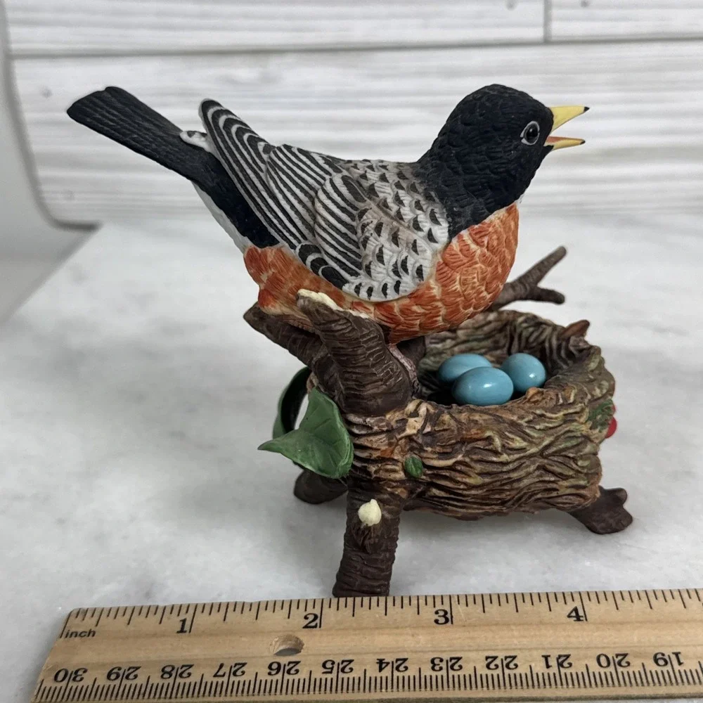 Robin Bird On Nest Eggs Ceramic Figurine Crystal Cathedral 